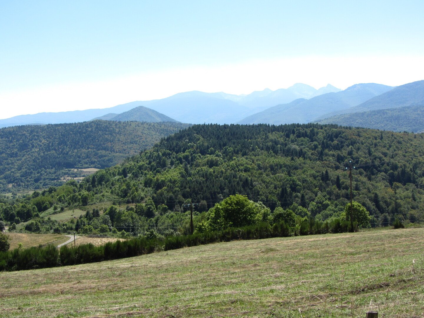 Westanfahrt: Blick nach Süden über das Plateau de Rodome zu den Hochpyrenäen.