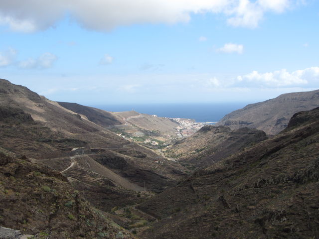 Ostanfahrt: Blick auf San Sebastián und den Atlantik dahinter. Man sieht auch, wo der Barranco de Aguajilva in den Barranco de la Villa mündet.