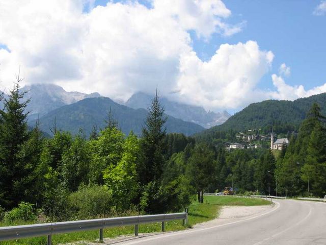 Passo Cibiana, Forno die Zoldo mit Monte Civetta (3220 m).
