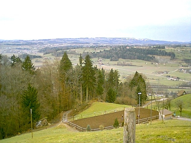 Im Nordwesten sieht man die Hügelkette, welche die beiden Seetäler Sempachersee und Baldergersee abtrennen.