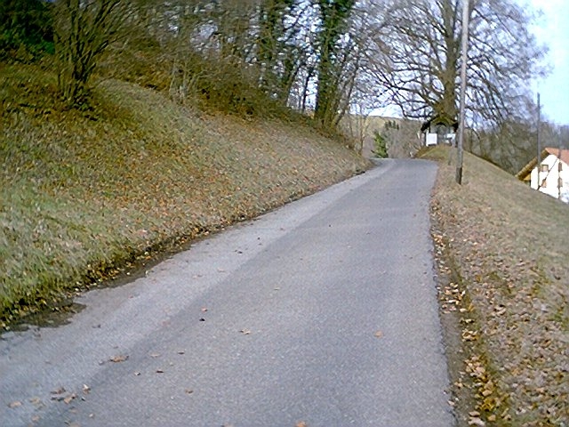 Das erste kleine Steilstück auf der Auffahrt zum Michaelskreuz vom Süden.