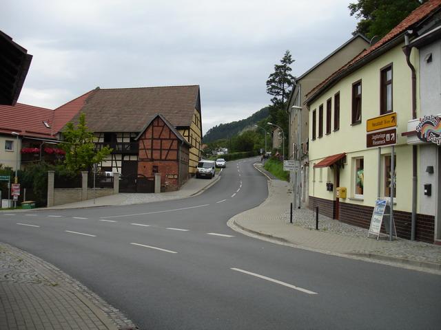 Abzweig und Startpunkt zur Leuchtenburg in Kahla. (Blick von Neustadt kommend)