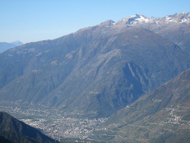 Die Kammstrasse zum Passo Guspessa, unten Tirano und Beginn des Val Poschiavo