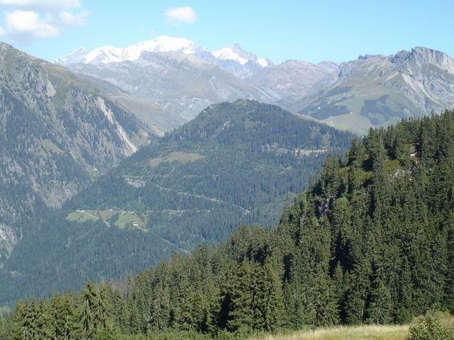 Blick vom Col du Pré auf die Serpentinen der Westrampe mit dem Mont Blanc im Hintergrund