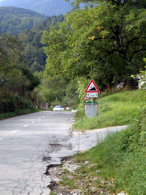 Die Straße nach Livek am Ortsausgang von Idrsko.