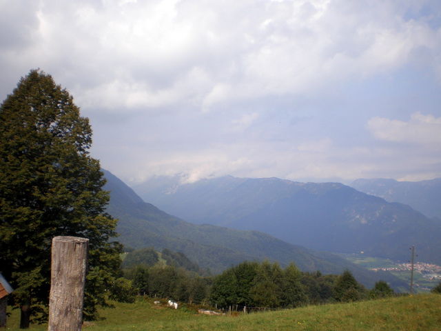 Blick auf den Kobariski Stol und den Abhang des Matajur bei Livek.
