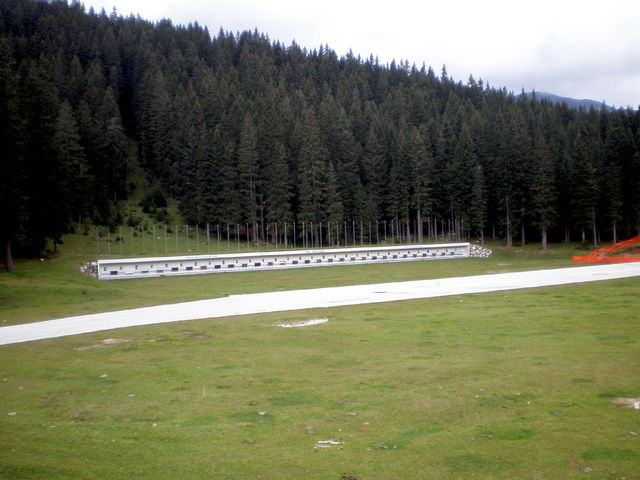 Am Ende der Straße ein Biathlonstadion.