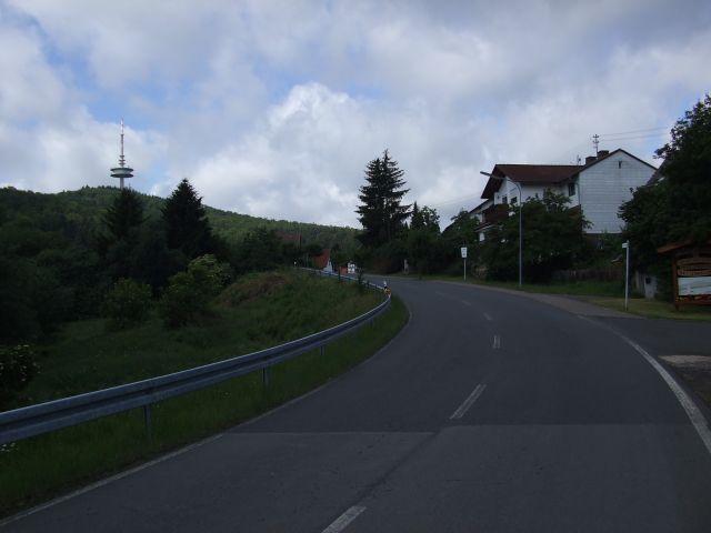 Am Ortseingang von Battenhausen. Das Ding links oben ist der Fernsehturm des Hohen Lohr.