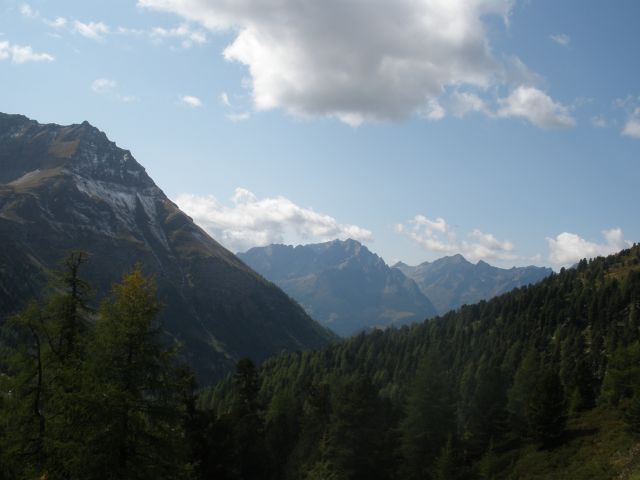 Talausblick - links der Hilmersberg, hinten Petzeck (3283 m) und der Große Hornkopf (3251 m).