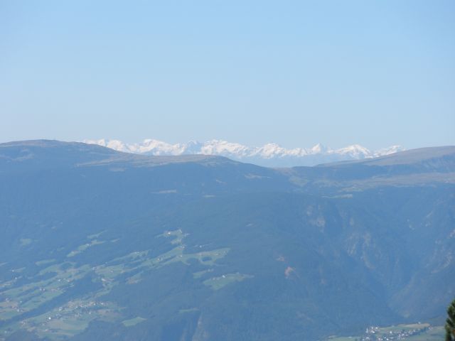 Ötztaler Alpen &ndash; fast genau im Westen hinter den Sarntaler Alpen