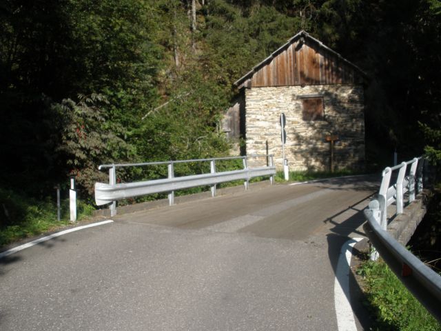 Rückblick zu einer urigen Holzbrücke in der Zwischenabfahrt.