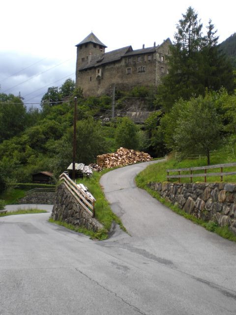 Schloss Wiesberg und im Hintergrund die 2. Kehre