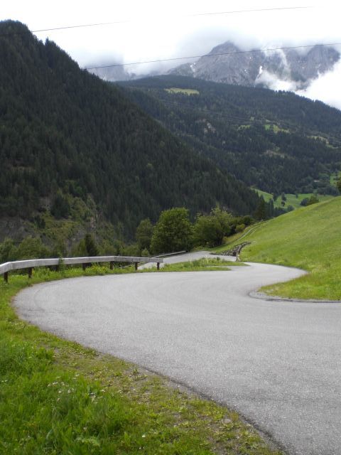 Rückblick auf Kehre Nr. 5 und die imposante Westtiroler Bergwelt