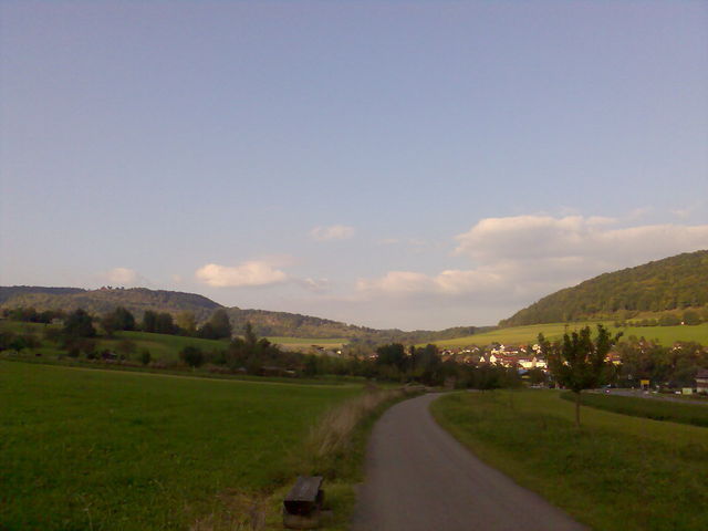 Blick zum Hexensattel von Westen aus Richtung Bad Ditzenbach kommend, vorne die ersten Häuser von Reichenbach