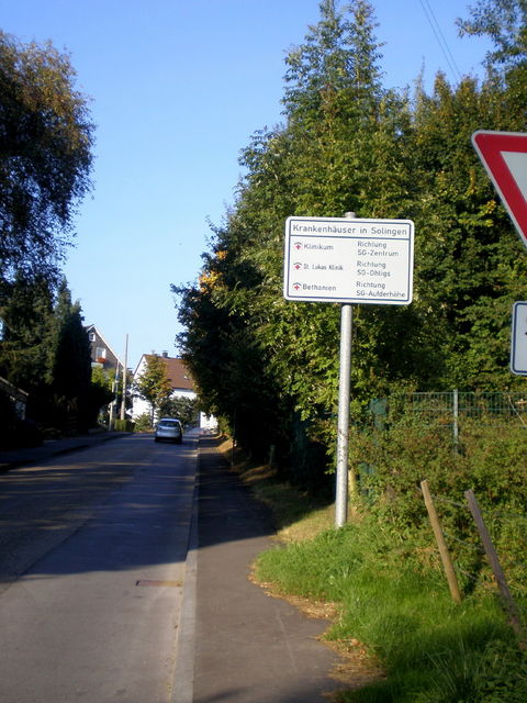 Kurz vor dem Stadtgebiet dem Radfaher eine Warnung - Hinweis auf Solinger Krankenhäuser! Solingens Autofahrer gelten Radfahrern gegenüber als sehr rücksichtlos.