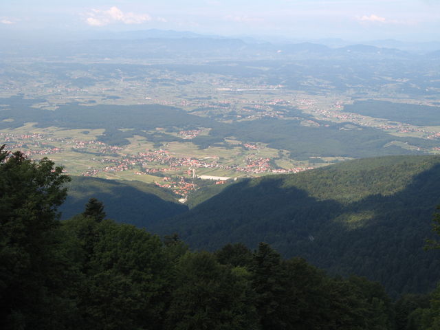 Blick vom Gipfel ins nordwestliche Vorland Richtung Slowenien.