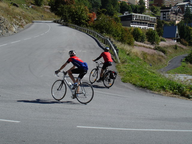 Jan nutzt die steile Innenkurve zum Überholen kurz vor Alpe d'Huez.