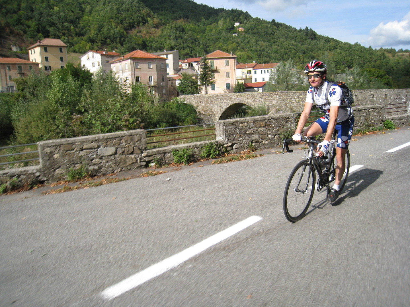 Montebruno, man kann auch über die Steinbrücke fahren, ist aber recht holprig