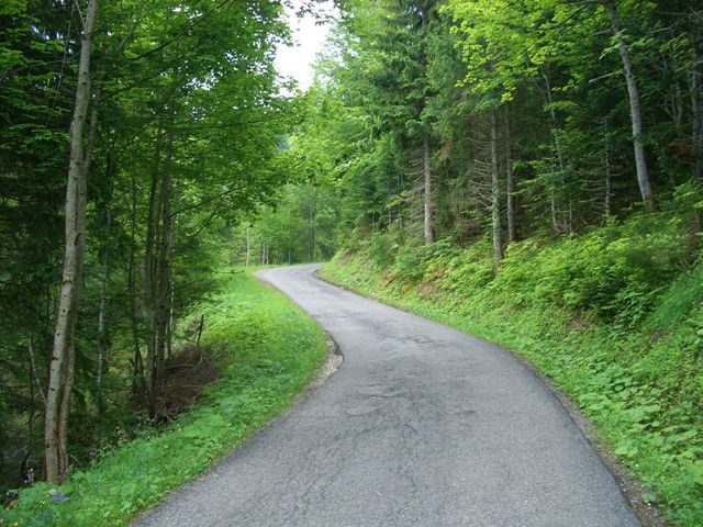 kleine Straße, hier nach dem Steilstück