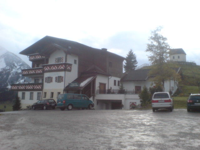 Berggasthof und Kapelle.