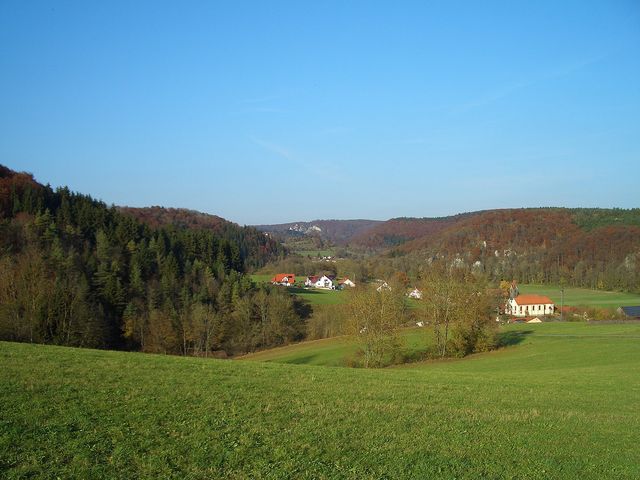 Blick über das Tal bei Hayingen, im Hintergrund Hohengundelfingen