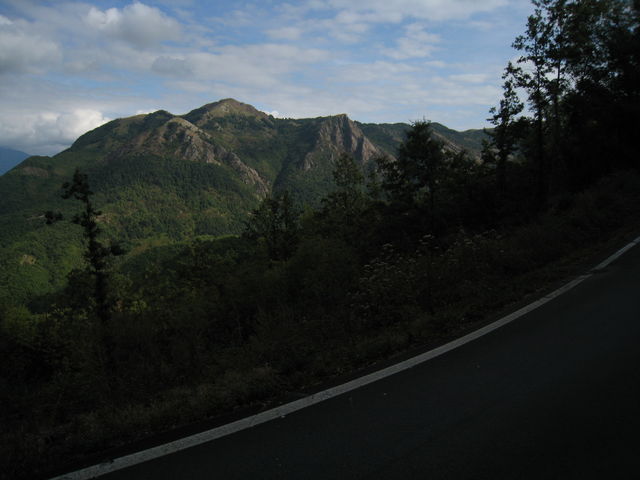 Blick zum Monte Procile, dahinter befindet sich der ungeteerte [[Passo del Bocco|paesse|passo-del-bocco_a]]