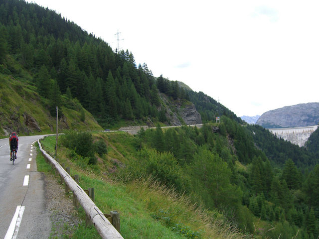 der Staudamm im Hintergrund beendet den 1. Teil der Auffahrt