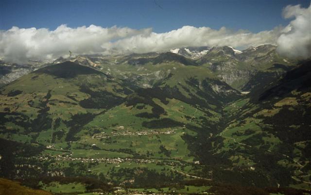 Blick auf Waltensburg (unten) und Andiast (darüber) von der gegenüberliegenden Talseite