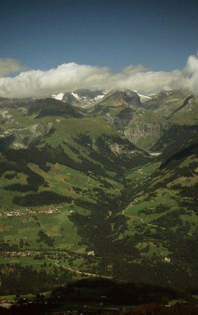 Blick ins Val Pigniu und auf Andiast (links) von der gegenüberliegenden Talseite