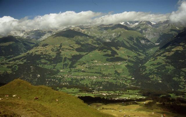 Blick vom Gipfel des Piz Mundaun auf die Sonnenterrasse Brigels - Andiast - Waltensburg