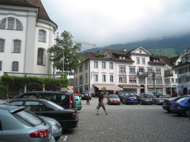 Der Hauptplatz Schwyz. Ausgangspunkt für Ibergeregg, Pragelpass und Haggenegg (nach links).