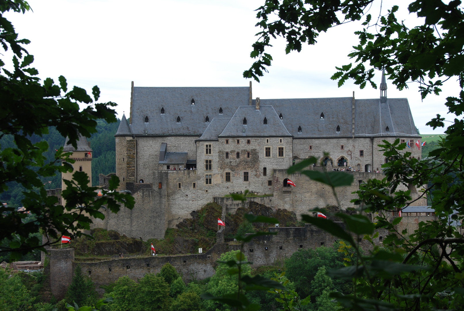 Die Viandener Burg thront auf einem Felssporn über dem Tal der Our