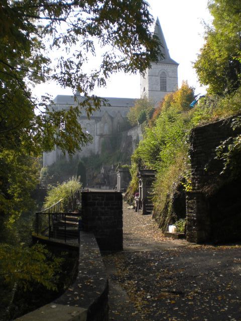 Die Kirche von Limbourg mit altem Friedhof