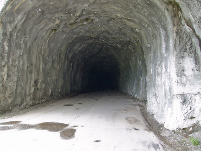 Der dritte Tunnel. Vom anderen Ende ist nichts zu sehen. Auf ein Frontlicht kann man hier kaum verzichten.