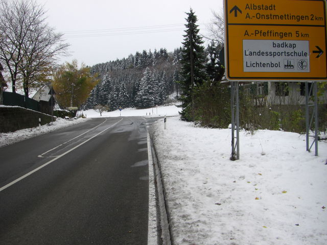 Am Abzweig nach Pfeffingen ist der höchste Punkt der Auffahrt erreicht.