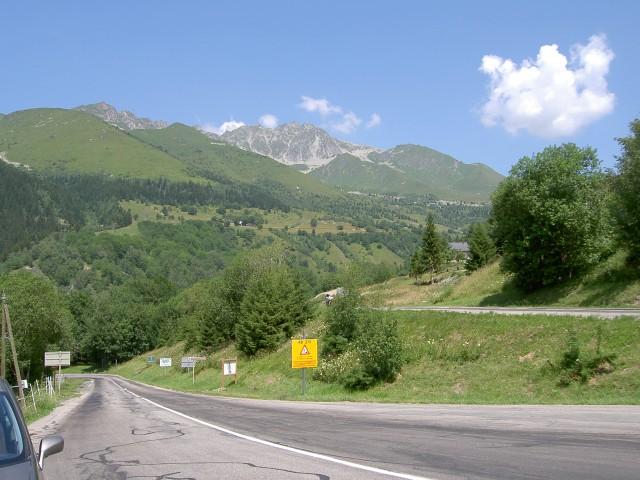 Der Anstieg zum Col de la Madeleine ist wieder touristisch geprägt. 