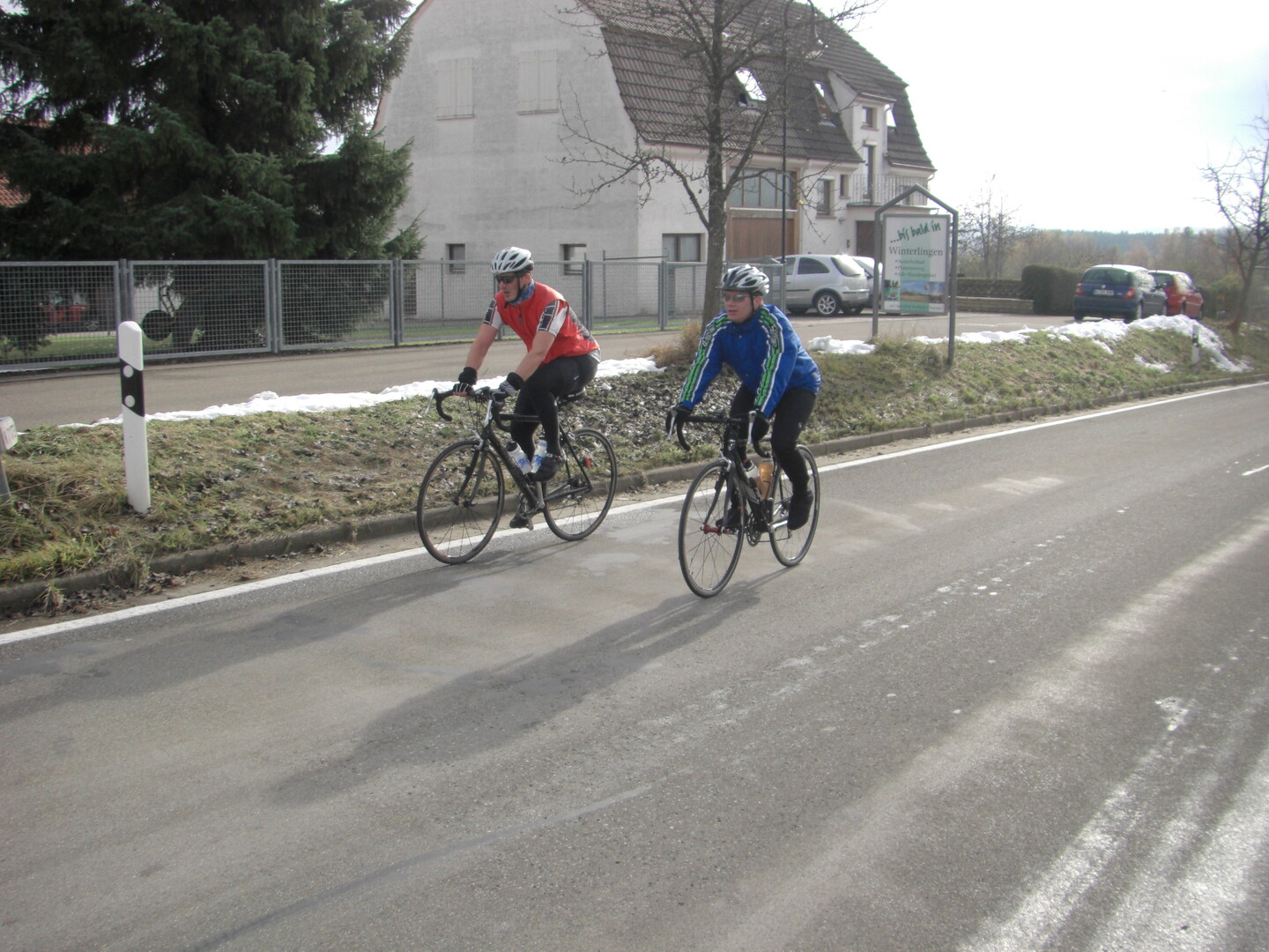Stefan und Alf am Endpunkt der Auffahrt zur Sonnenhalde in Winterlingen.