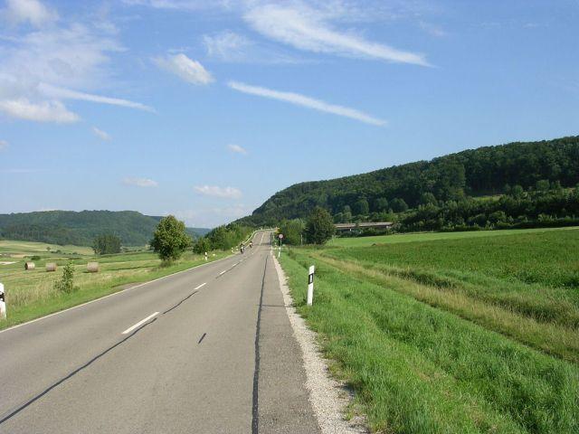 Das flache Ende der Boller Steige. Nach der Autobahnbrücke gehts links nach Gruibingen, rechts zum Deuschen Haus und Weilheim und geradeaus hoch zum Gipfel des Boßler. Der Anstieg (gut 160 Höhenmeter) ist aber nur mit dem Mountainbike machbar.