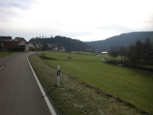 Am nördlichen Ortseingang von Kaiseringen beginnt die Auffahrt über die Sonnenhalde.