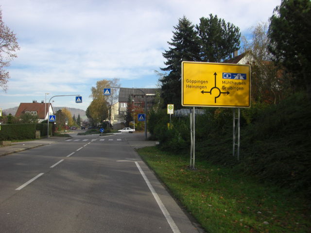 Von Boll kommend geht es hier rechts ab zum Kornberg- bzw Fuchsecksattel.