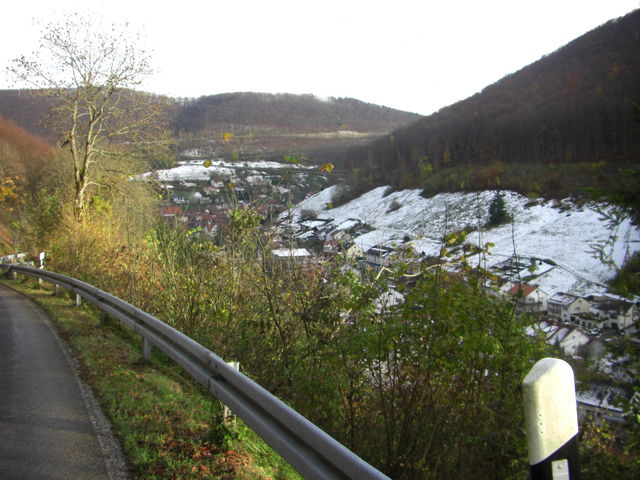 Blick zurück auf Wiesensteig - im Hintergrund ist die A8 und darunter die Auffahrt zum Lämmerbuckel zu erkennen.