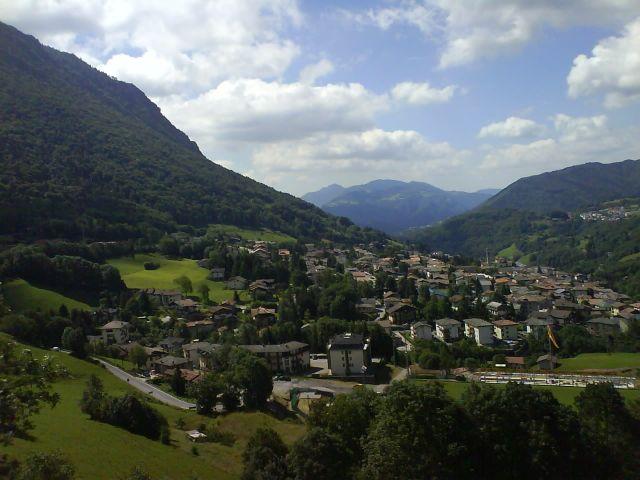 Blick auf Serina kurz nach der Abzweigung zum Colle di Crocetta.