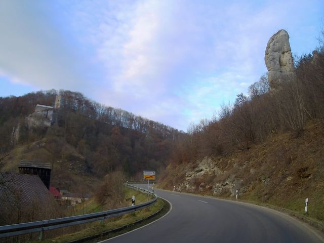 der Beginn, links die Burg, rechts der seltsame Fels