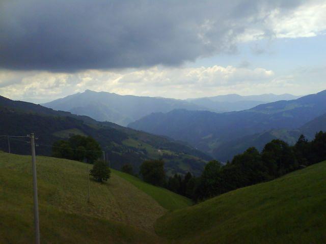 Passhoehe, Blick Richtung Osten, das Tal mündet ins Valle Seriana.