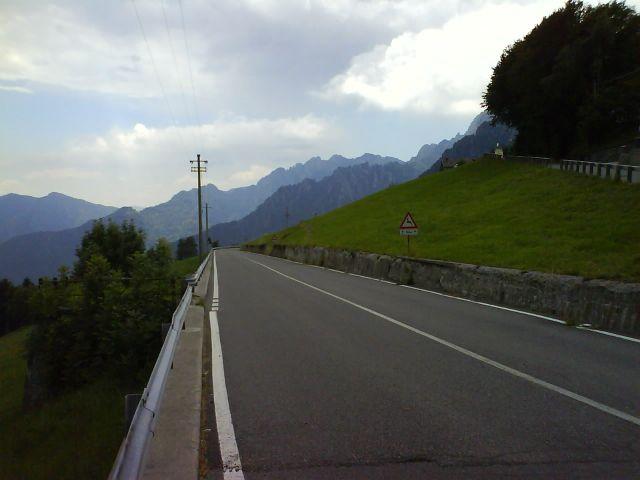 Auf der Passhöhe zweigt rechts eine kleine Strasse ab welche wohl nach Oltre Il Colle führt.