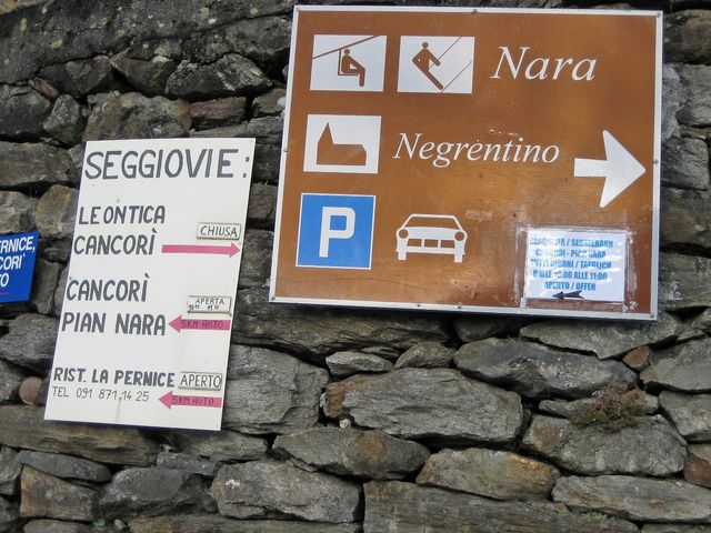 03 Abzweigung zur beruehmten romanischen Kirche San Carlo di Negretino  links geht es weiter (Pian Nara).