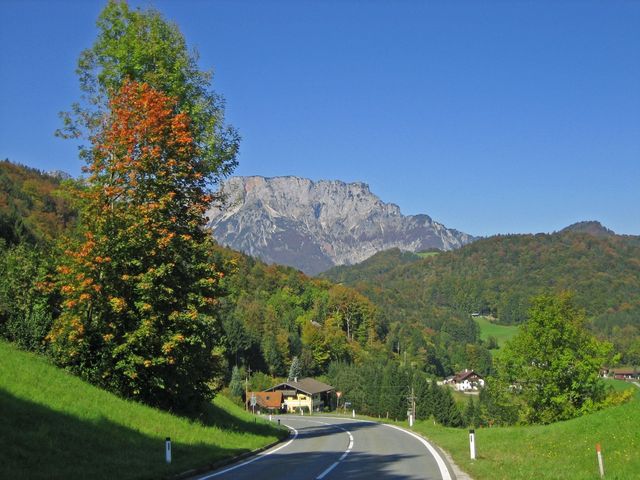 Blick auf den Untersberg von der Abfahrt ueber den Duernberg.