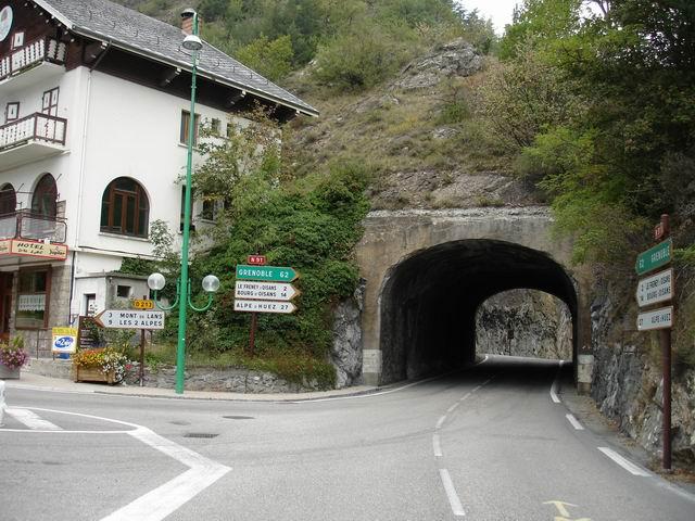Der Abzweig nach Les Deux-Alpes (aus Richtung __[Col du Lautaret|110]) ...