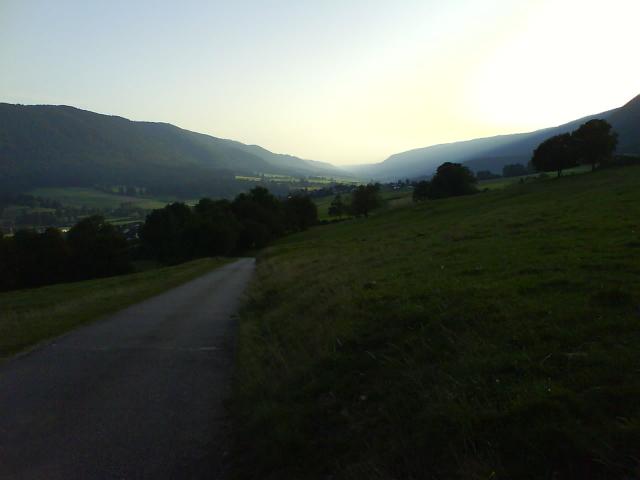 Das Tal der Suze in der Abfahrt nach Cortébert kurz vor Sonnenuntergang