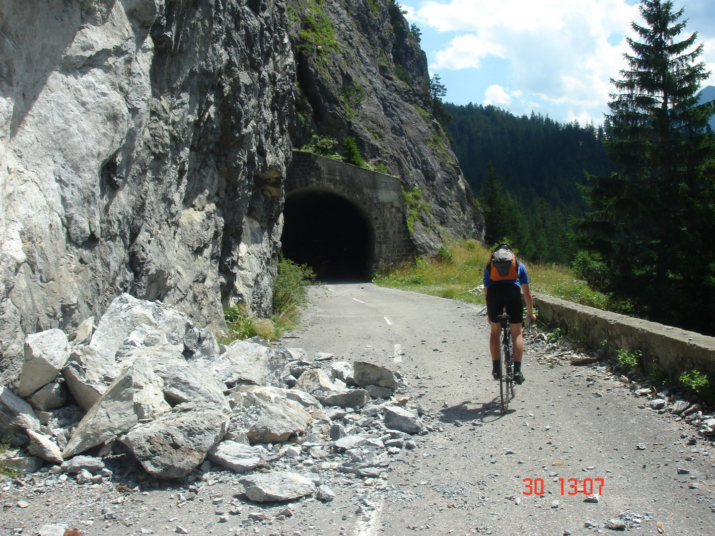 Julier-Paß-Auffahrt: alte B3 zwischen Tiefencastel & Savognin - inzwischen gesperrt - vermutlich wegen Steinschlags... 30.Juli 2008